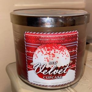 ⭐️ RARE/HTF BBW Red Velvet Cupcake Candle